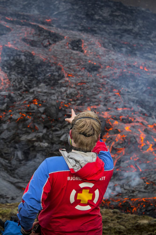 Người dân Iceland đổ xô đi xem núi lửa phun trào sau gần 800 năm - Ảnh 8.