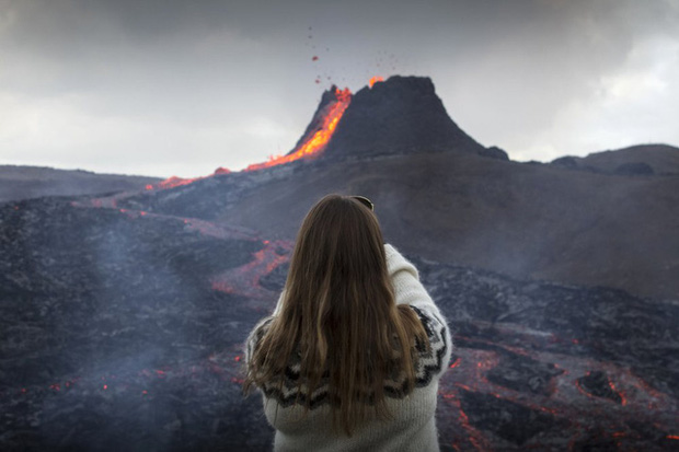 Người dân Iceland đổ xô đi xem núi lửa phun trào sau gần 800 năm - Ảnh 9.