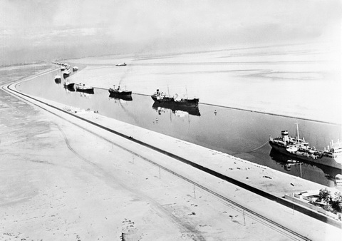 Những con số không tưởng về kênh đào Suez: Đường tắt đi từ châu Á sang châu Âu, chiếm 13% tổng giao thương hàng hải toàn thế giới, 120.000 người bỏ mạng để xây dựng - Ảnh 3.