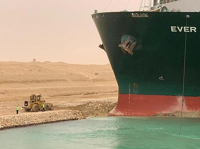 Tàu kẹt trên kênh Suez thành chủ đề chế ảnh trên mạng xã hội  - Ảnh 1.