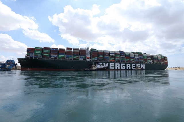  Cần bao lâu để dỡ hết container trên siêu tàu đang mắc cạn ở Suez? - Ảnh 1.