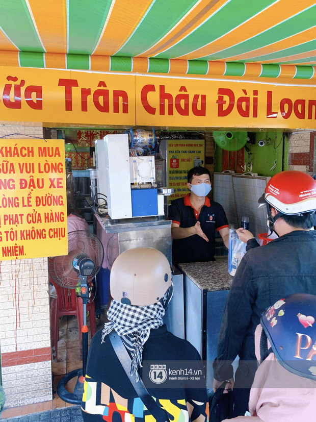 Tiệm trà sữa chảnh nhất Sài Gòn: Ai mua nhiều quá thì hổng bán, uống có ngon không mà phải xếp hàng mệt dữ vậy? - Ảnh 3. Tiệm trà sữa chảnh nhất Sài Gòn: Ai mua nhiều quá thì hổng bán, uống có ngon không mà phải xếp hàng mệt dữ vậy? - Ảnh 3.