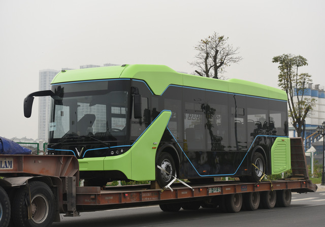  Lộ ảnh xe bus điện VinFast được vận chuyển về Hà Nội  - Ảnh 1.