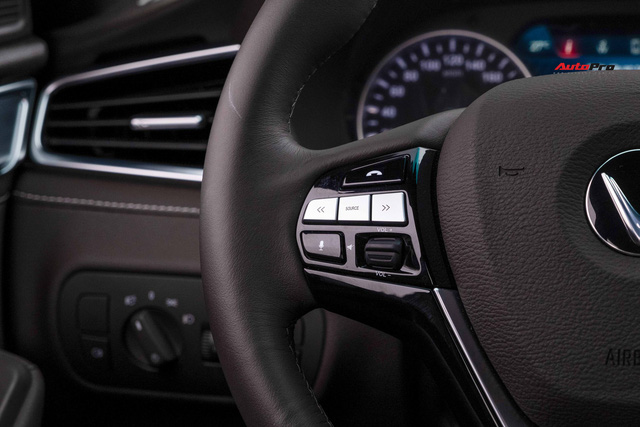 Vừa mua VinFast Lux A2.0 bản full, chủ xe chưa đi đăng kí đã bán với giá rẻ hơn Toyota Camry - Ảnh 13.
