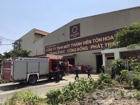 Cháy lớn tại công ty Tôn Hoa Sen ở Bình Dương - Ảnh 3.