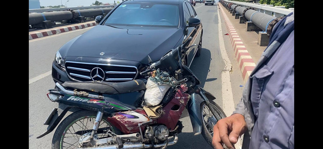 Hành động đẹp của nữ tài xế Mercedes sau va chạm với xe ba gác chở gạch