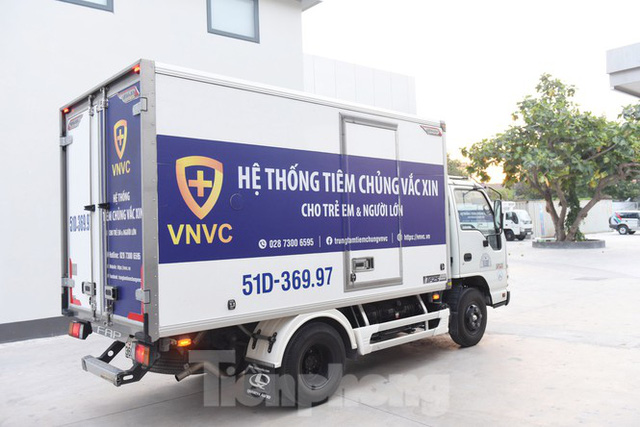  Lô vắc xin COVID-19 đầu tiên được chuyển đến Bệnh viện Nhiệt đới TPHCM  - Ảnh 8.