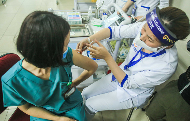  CLIP: 30 nhân viên y tế Bệnh viện Thanh Nhàn được tiêm vắc-xin Covid-19  - Ảnh 1.