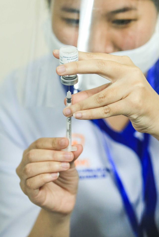  CLIP: 30 nhân viên y tế Bệnh viện Thanh Nhàn được tiêm vắc-xin Covid-19  - Ảnh 11.