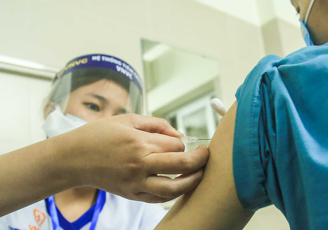  CLIP: 30 nhân viên y tế Bệnh viện Thanh Nhàn được tiêm vắc-xin Covid-19  - Ảnh 12.