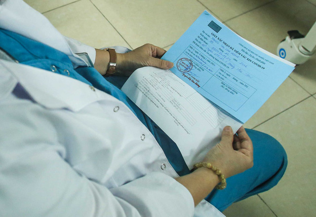  CLIP: 30 nhân viên y tế Bệnh viện Thanh Nhàn được tiêm vắc-xin Covid-19  - Ảnh 14.