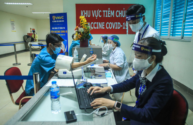  CLIP: 30 nhân viên y tế Bệnh viện Thanh Nhàn được tiêm vắc-xin Covid-19  - Ảnh 4.