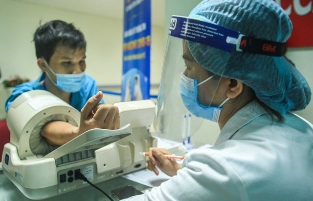  CLIP: 30 nhân viên y tế Bệnh viện Thanh Nhàn được tiêm vắc-xin Covid-19  - Ảnh 7.