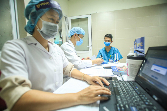 CLIP: 30 nhân viên y tế Bệnh viện Thanh Nhàn được tiêm vắc-xin Covid-19  - Ảnh 8.