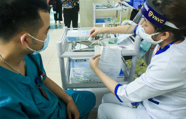  CLIP: 30 nhân viên y tế Bệnh viện Thanh Nhàn được tiêm vắc-xin Covid-19  - Ảnh 9.