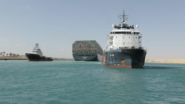 Vụ giải cứu siêu tàu mắc kẹt ở kênh đào Suez tốn tới 1 tỷ USD - Ảnh 1.