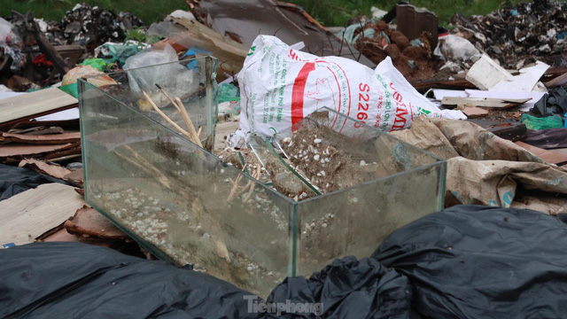 Bãi rác tự phát khổng lồ kéo dài trên đoạn đường trăm tỷ ở Hà Nội - Ảnh 12.