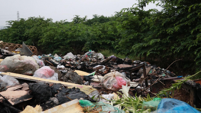 Bãi rác tự phát khổng lồ kéo dài trên đoạn đường trăm tỷ ở Hà Nội - Ảnh 14.