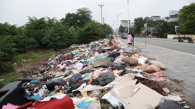 Bãi rác tự phát khổng lồ kéo dài trên đoạn đường trăm tỷ ở Hà Nội - Ảnh 15.