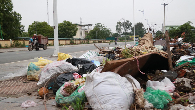 Bãi rác tự phát khổng lồ kéo dài trên đoạn đường trăm tỷ ở Hà Nội - Ảnh 16.