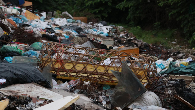 Bãi rác tự phát khổng lồ kéo dài trên đoạn đường trăm tỷ ở Hà Nội - Ảnh 7.