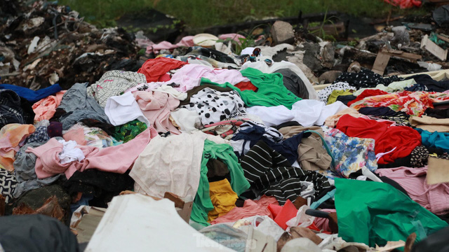 Bãi rác tự phát khổng lồ kéo dài trên đoạn đường trăm tỷ ở Hà Nội - Ảnh 10.