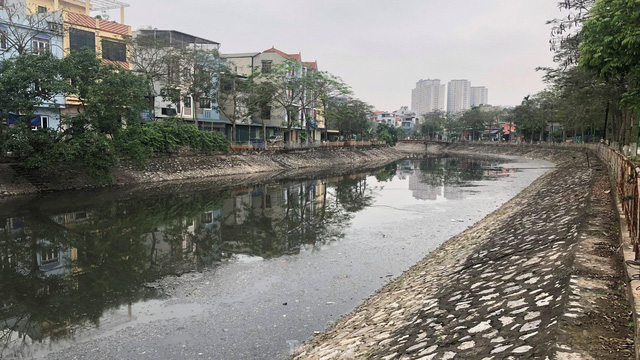  Cận cảnh những dòng sông đen chảy giữa nội thành Hà Nội  - Ảnh 10.
