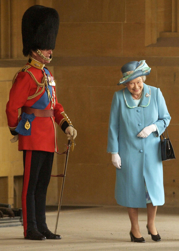  Câu chuyện phía sau bức ảnh cười khúc khích của cố Hoàng thân Philip và Nữ hoàng Anh: Ngôn tình hóa ra lại bình dị đến vậy! - Ảnh 1.