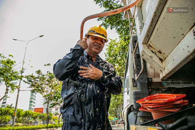  Chùm ảnh: Công nhân vật lộn với cái nóng hầm hập ở Sài Gòn, người đi đường mặc cả áo mưa tránh nắng  - Ảnh 6.
