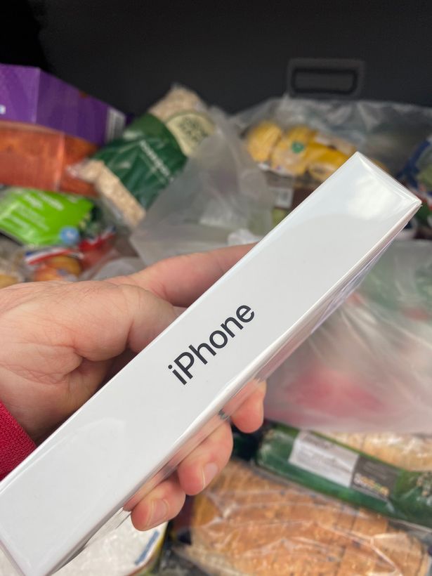 Chuyện thật như đùa: Đặt mua táo trên mạng, người đàn ông nhận được iPhone mới cứng - Ảnh 1.