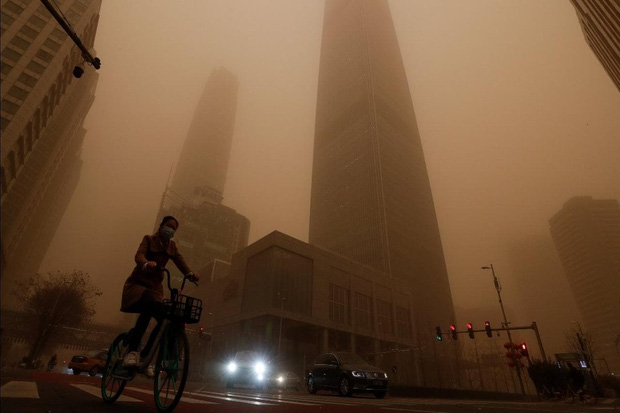 Bão cát bủa vây, thủ đô Bắc Kinh (Trung Quốc) ô nhiễm nghiêm trọng - Ảnh 1.