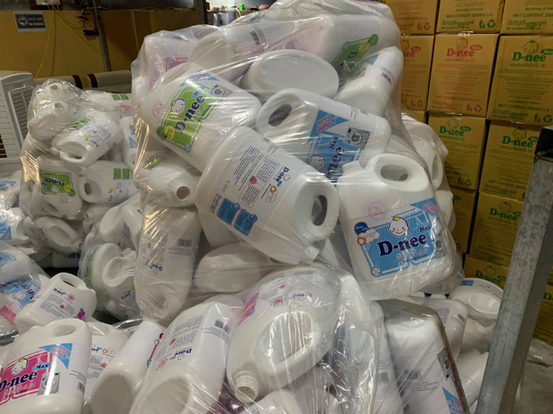 Hà Nội: Đột kích xưởng sản xuất quy mô lớn giả nhãn hiệu nước giặt Dnee - Ảnh 5.