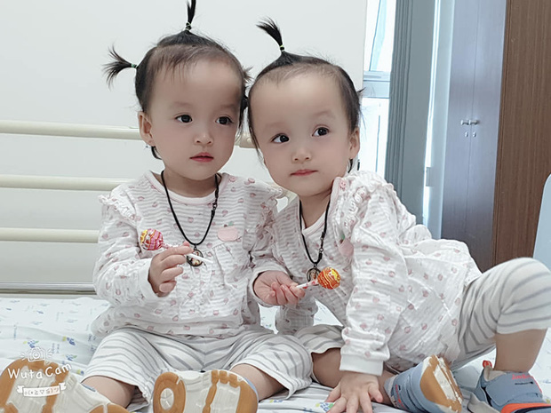 Khoảnh khắc 2 chị em ríu rít cực đáng yêu sau khi bé Diệu Nhi được phẫu thuật hoàn chỉnh đường tiêu hóa - Ảnh 1.