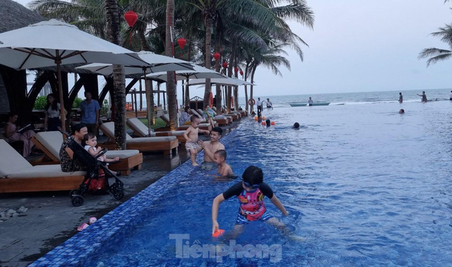 Khách sạn ven biển Đà Nẵng đã kín phòng hơn 75% dịp Lễ 30/4 - 01/5 - Ảnh 1.