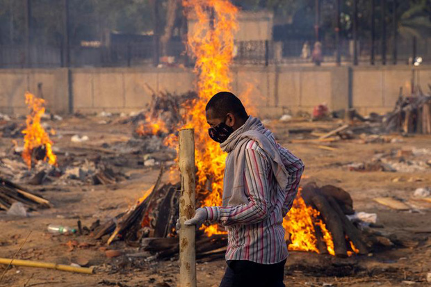 Hỏa thiêu tập thể tại Ấn Độ: Chùm ảnh cho thấy Địa ngục Covid đang diễn ra kinh hoàng như thế nào - Ảnh 11.