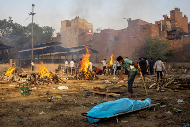 Hỏa thiêu tập thể tại Ấn Độ: Chùm ảnh cho thấy Địa ngục Covid đang diễn ra kinh hoàng như thế nào - Ảnh 3.