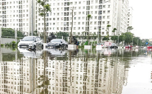  Hà Nội: Sau trận mưa lớn, hàng loạt ô tô ngập sâu trong biển nước  - Ảnh 1.