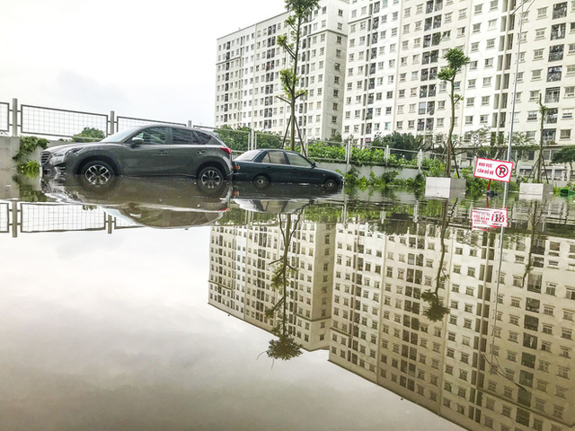  Hà Nội: Sau trận mưa lớn, hàng loạt ô tô ngập sâu trong biển nước  - Ảnh 2.