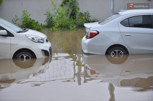 Ảnh: Đường vào chung cư ở Hà Nội ngập trong biển nước, hàng chục xe ô tô mắc kẹt chờ được giải cứu - Ảnh 1.