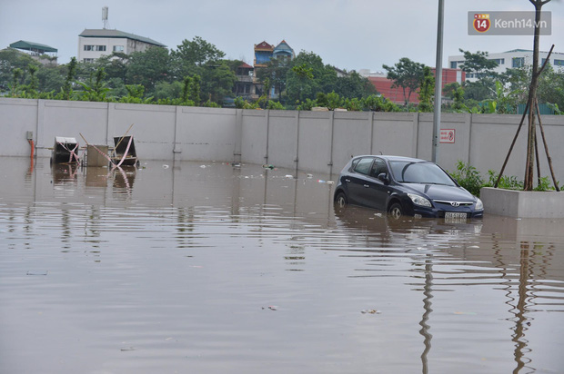 Ảnh: Đường vào chung cư ở Hà Nội ngập trong biển nước, hàng chục xe ô tô mắc kẹt chờ được giải cứu - Ảnh 2.