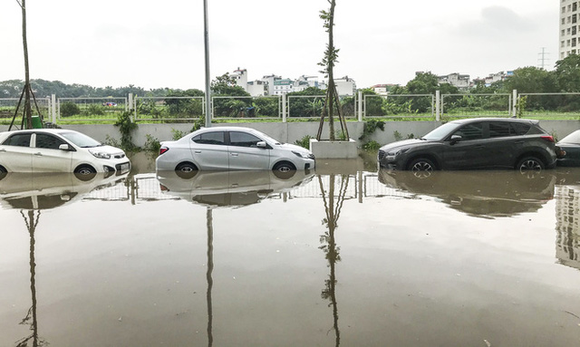  Hà Nội: Sau trận mưa lớn, hàng loạt ô tô ngập sâu trong biển nước  - Ảnh 11.