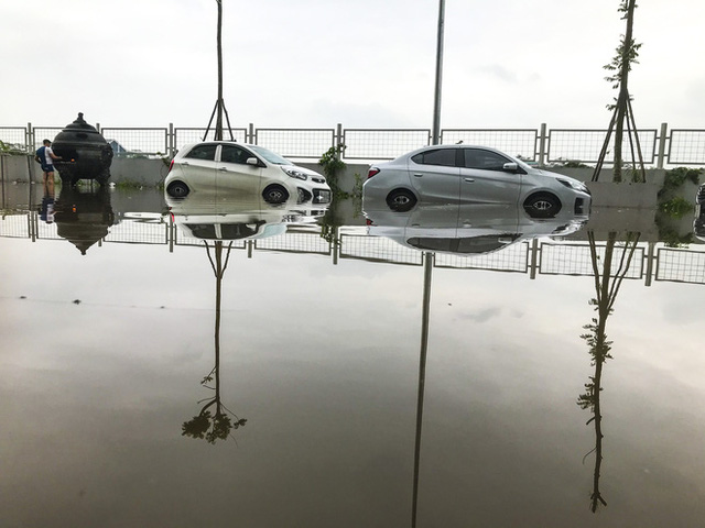  Hà Nội: Sau trận mưa lớn, hàng loạt ô tô ngập sâu trong biển nước  - Ảnh 13.