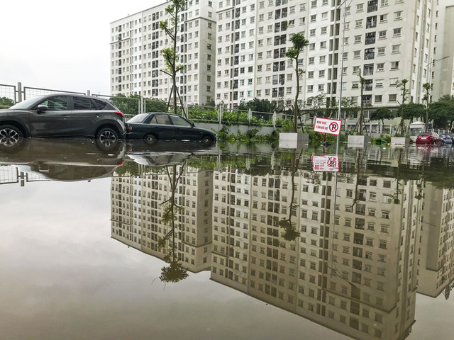  Hà Nội: Sau trận mưa lớn, hàng loạt ô tô ngập sâu trong biển nước  - Ảnh 14.