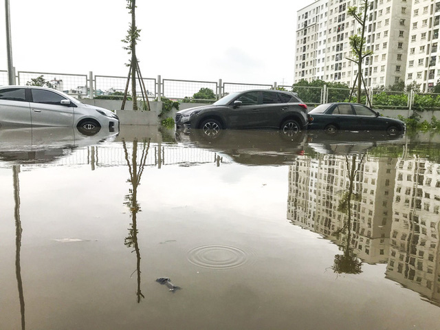  Hà Nội: Sau trận mưa lớn, hàng loạt ô tô ngập sâu trong biển nước  - Ảnh 15.