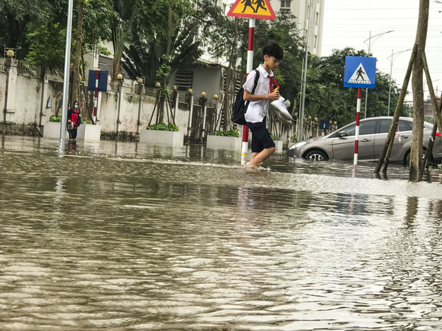  Hà Nội: Sau trận mưa lớn, hàng loạt ô tô ngập sâu trong biển nước  - Ảnh 16.