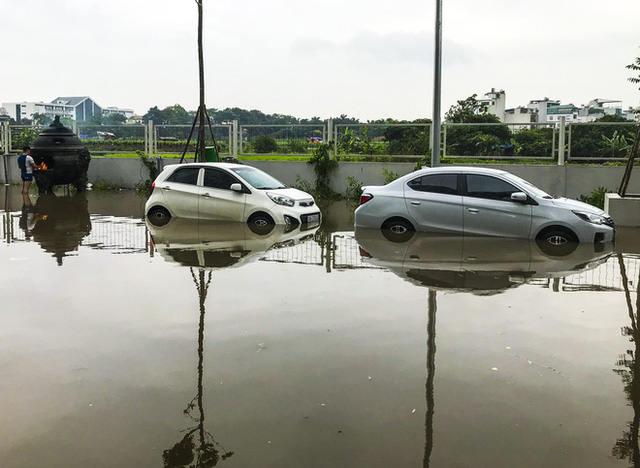  Hà Nội: Sau trận mưa lớn, hàng loạt ô tô ngập sâu trong biển nước  - Ảnh 17.