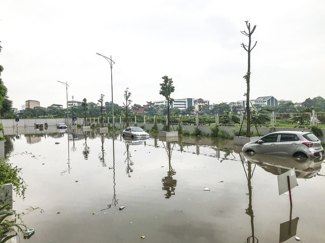  Hà Nội: Sau trận mưa lớn, hàng loạt ô tô ngập sâu trong biển nước  - Ảnh 3.