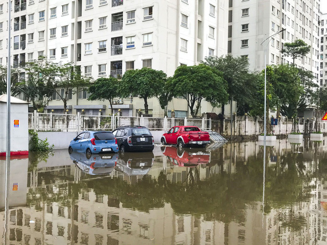  Hà Nội: Sau trận mưa lớn, hàng loạt ô tô ngập sâu trong biển nước  - Ảnh 4.