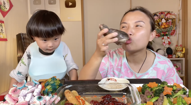 SỐC NẶNG: Quỳnh Trần JP công khai làm clip ăn bàn chân gấu, phụ huynh đồng loạt la ó vì nội dung độc hại cho trẻ em! - Ảnh 5. SỐC NẶNG: Quỳnh Trần JP công khai làm clip ăn bàn chân gấu, phụ huynh đồng loạt la ó vì nội dung độc hại cho trẻ em! - Ảnh 5.