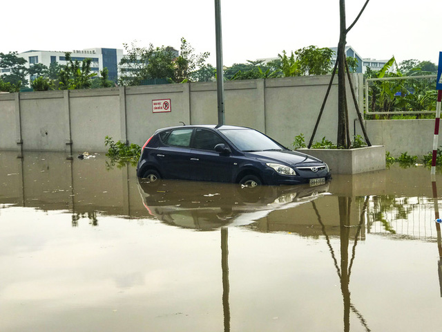  Hà Nội: Sau trận mưa lớn, hàng loạt ô tô ngập sâu trong biển nước  - Ảnh 5.